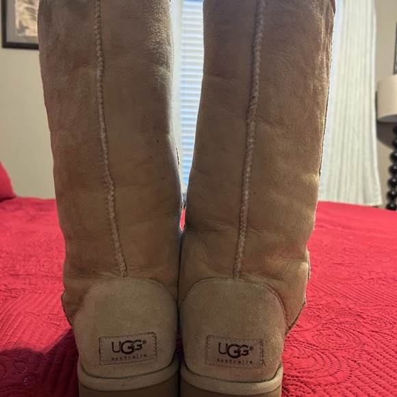 UGG Classic Tall boots in women’s 8 - Picture 2 of 13